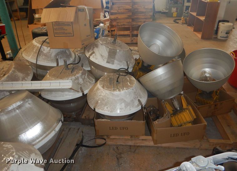 image for item HU9421 Approximately 17 Hubbell lights