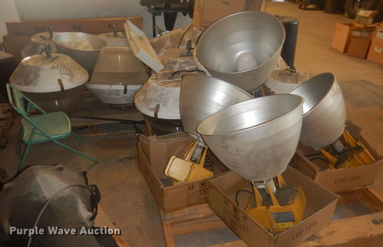 image for item HU9421 Approximately 17 Hubbell lights