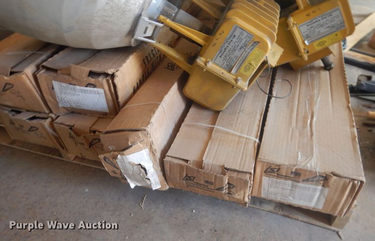 image for item HU9421 Approximately 17 Hubbell lights