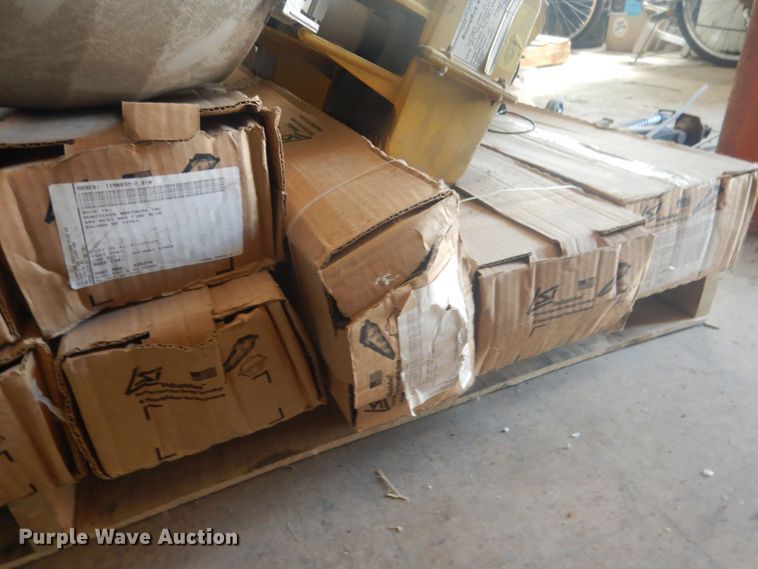 image for item HU9421 Approximately 17 Hubbell lights