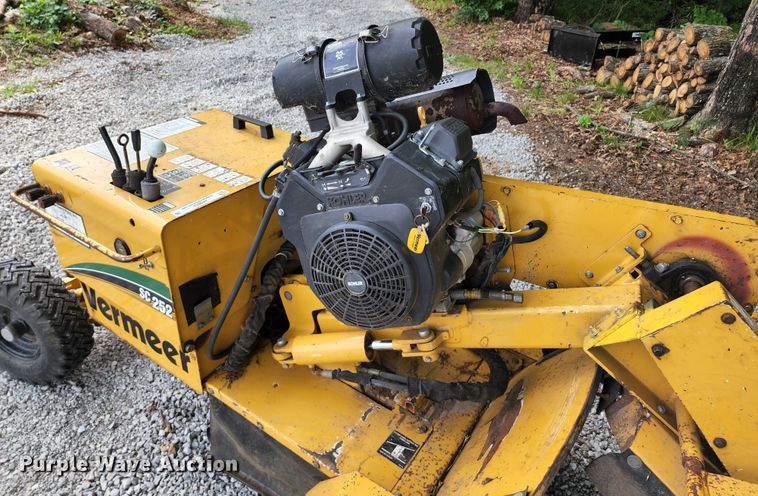 image for item JA9852 Vermeer SC252  stump grinder