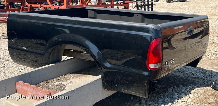 image for item JQ9629 2000 Ford F350  pickup bed