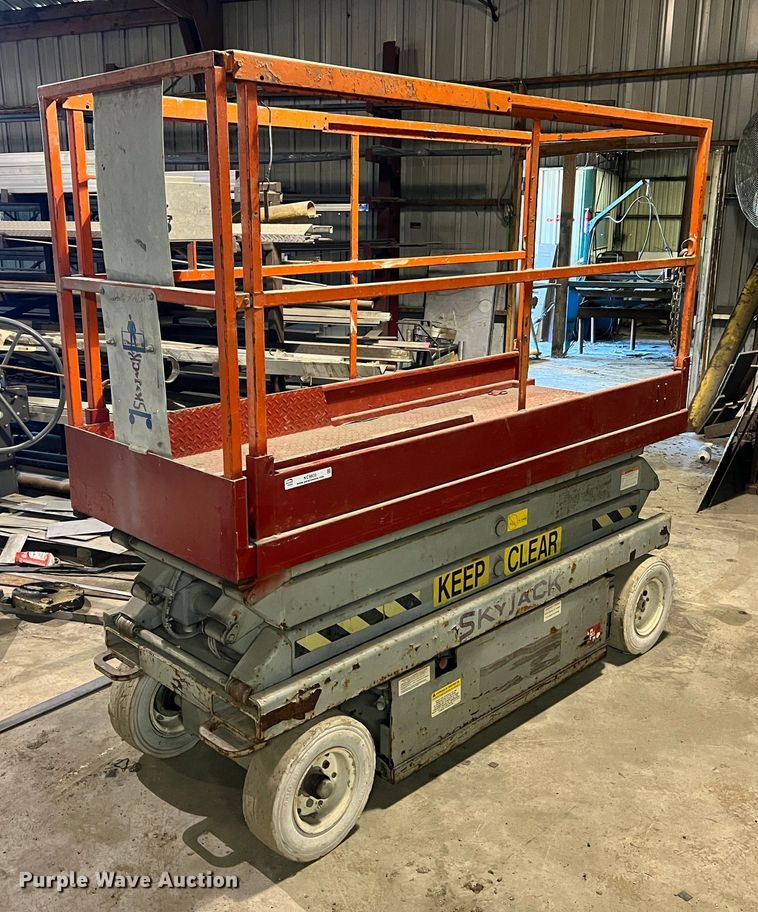image for item KC9835 2001 Skyjack SJIII 3220  scissor lift