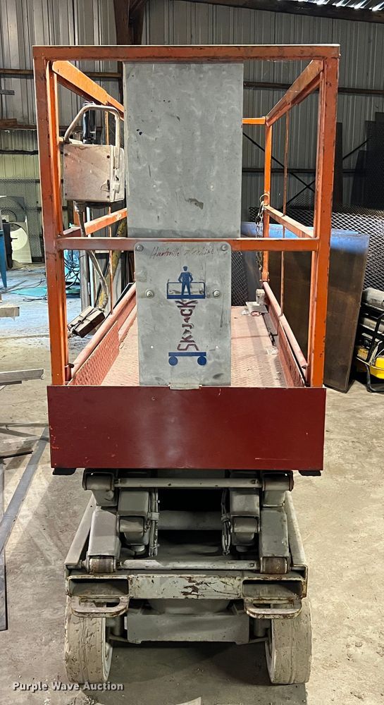 image for item KC9835 2001 Skyjack SJIII 3220  scissor lift