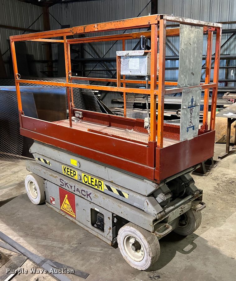 image for item KC9835 2001 Skyjack SJIII 3220  scissor lift