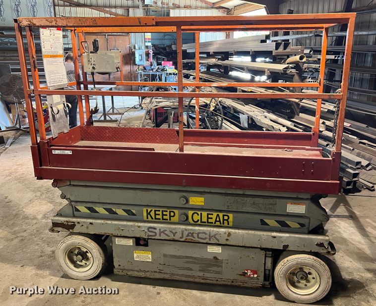 image for item KC9835 2001 Skyjack SJIII 3220  scissor lift