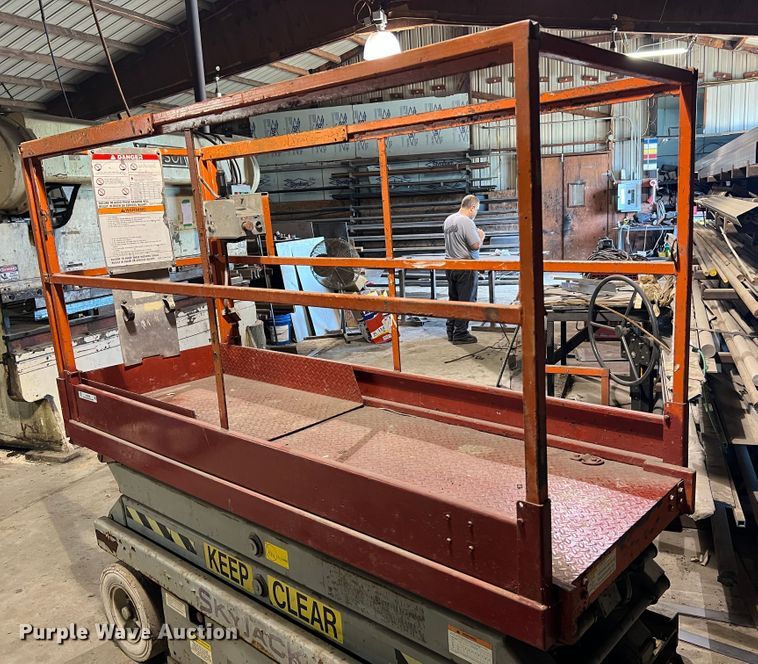 image for item KC9835 2001 Skyjack SJIII 3220  scissor lift