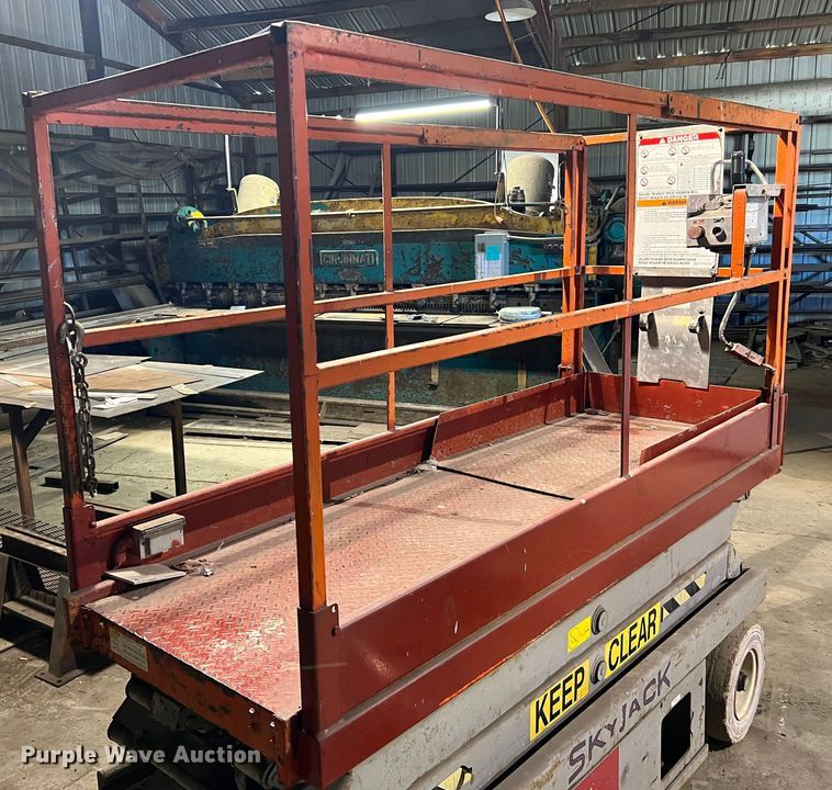 image for item KC9835 2001 Skyjack SJIII 3220  scissor lift