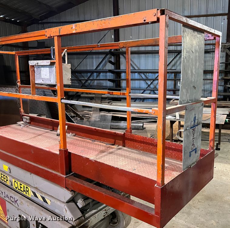 image for item KC9835 2001 Skyjack SJIII 3220  scissor lift