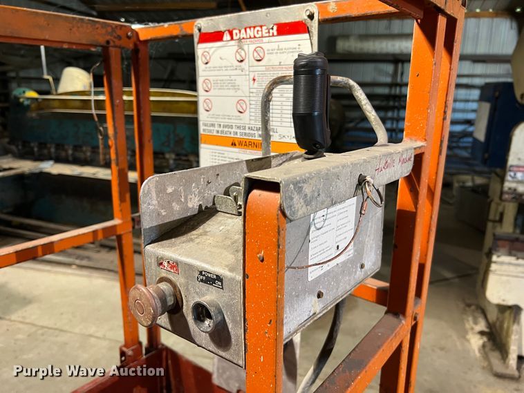 image for item KC9835 2001 Skyjack SJIII 3220  scissor lift