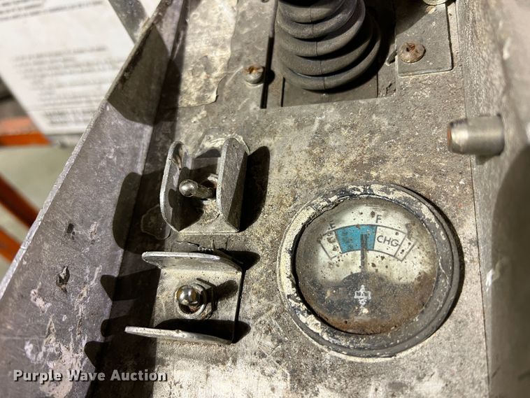 image for item KC9835 2001 Skyjack SJIII 3220  scissor lift