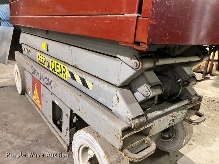 image for item KC9835 2001 Skyjack SJIII 3220  scissor lift