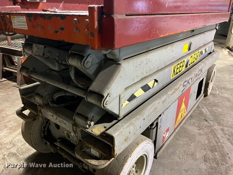image for item KC9835 2001 Skyjack SJIII 3220  scissor lift