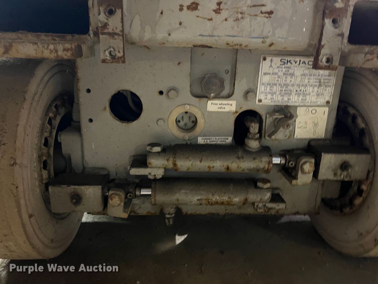 image for item KC9835 2001 Skyjack SJIII 3220  scissor lift