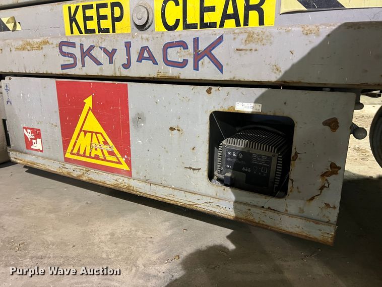 image for item KC9835 2001 Skyjack SJIII 3220  scissor lift