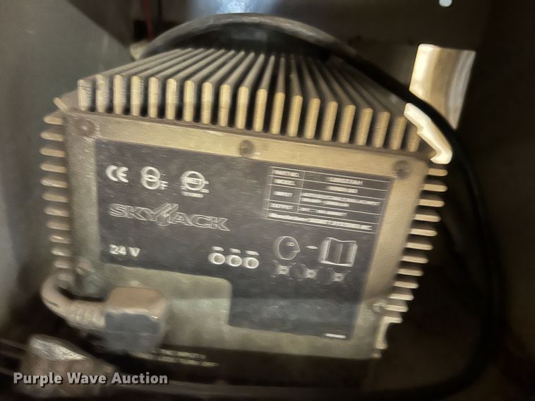 image for item KC9835 2001 Skyjack SJIII 3220  scissor lift