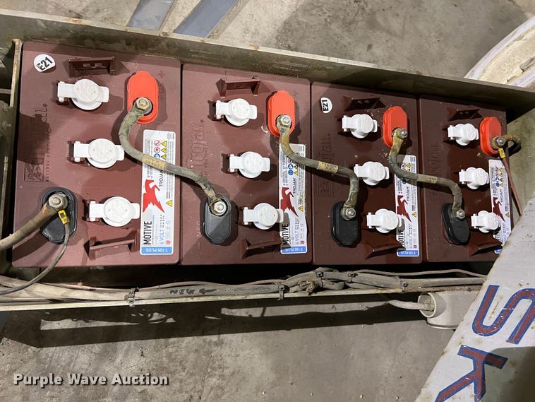 image for item KC9835 2001 Skyjack SJIII 3220  scissor lift