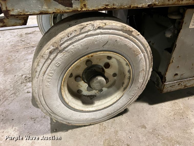 image for item KC9835 2001 Skyjack SJIII 3220  scissor lift