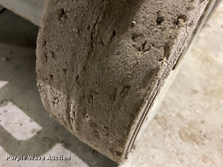 image for item KC9835 2001 Skyjack SJIII 3220  scissor lift