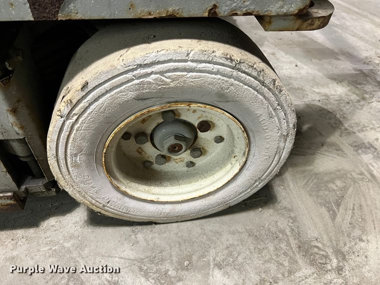 image for item KC9835 2001 Skyjack SJIII 3220  scissor lift