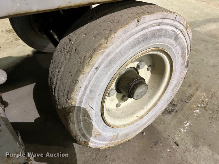 image for item KC9835 2001 Skyjack SJIII 3220  scissor lift