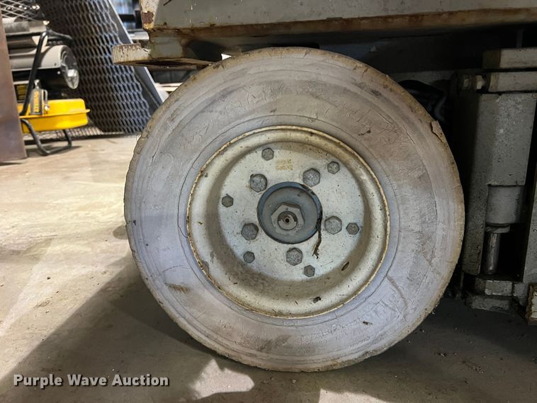 image for item KC9835 2001 Skyjack SJIII 3220  scissor lift