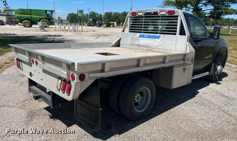 image for item KC9869 2007 GMC Sierra 3500HD  flatbed pickup truck