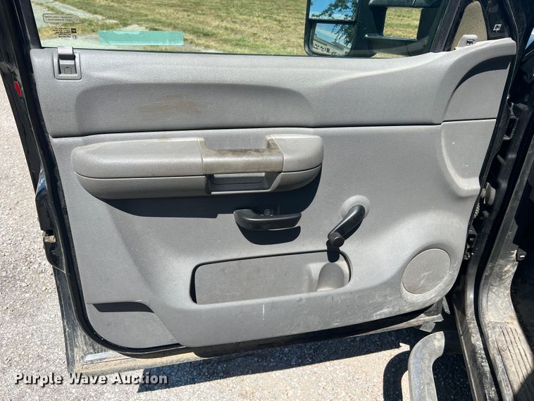 image for item KC9869 2007 GMC Sierra 3500HD  flatbed pickup truck