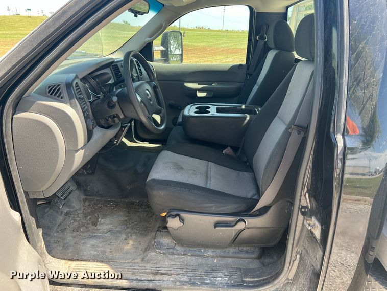 image for item KC9869 2007 GMC Sierra 3500HD  flatbed pickup truck