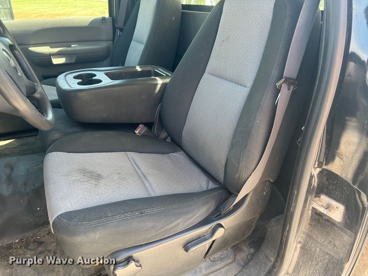 image for item KC9869 2007 GMC Sierra 3500HD  flatbed pickup truck