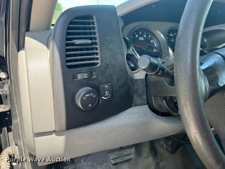 image for item KC9869 2007 GMC Sierra 3500HD  flatbed pickup truck