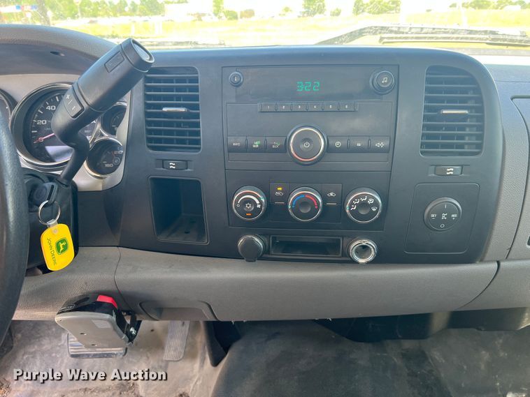 image for item KC9869 2007 GMC Sierra 3500HD  flatbed pickup truck