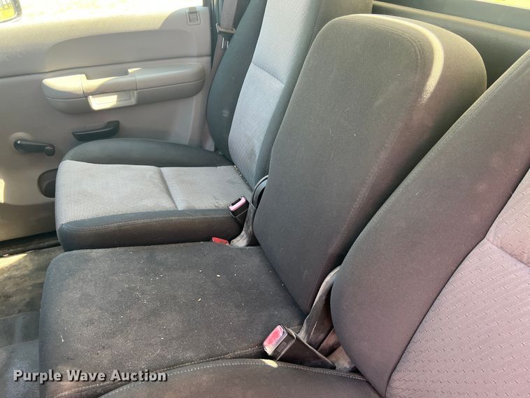 image for item KC9869 2007 GMC Sierra 3500HD  flatbed pickup truck