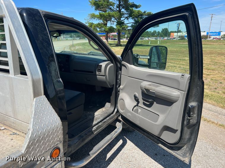 image for item KC9869 2007 GMC Sierra 3500HD  flatbed pickup truck