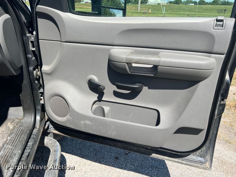 image for item KC9869 2007 GMC Sierra 3500HD  flatbed pickup truck