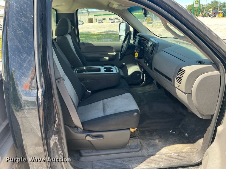 image for item KC9869 2007 GMC Sierra 3500HD  flatbed pickup truck