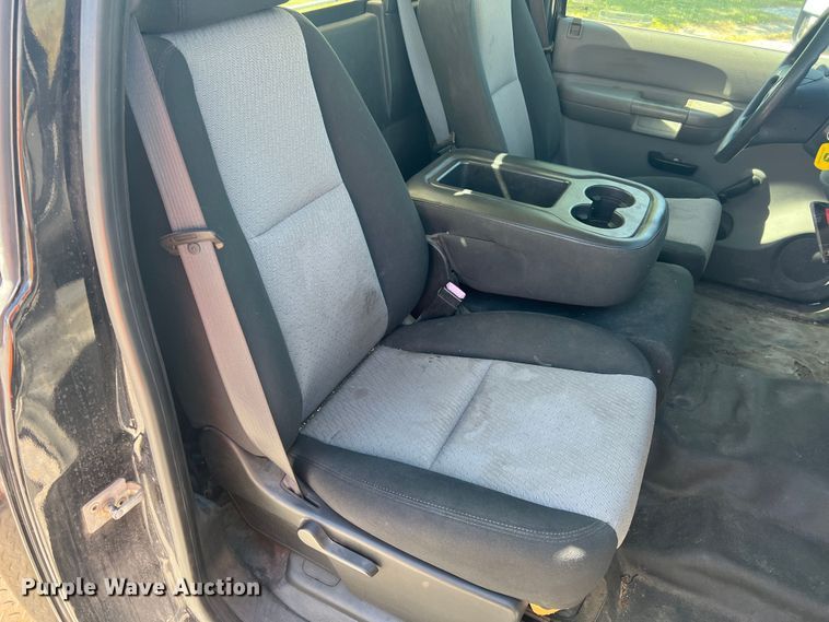 image for item KC9869 2007 GMC Sierra 3500HD  flatbed pickup truck