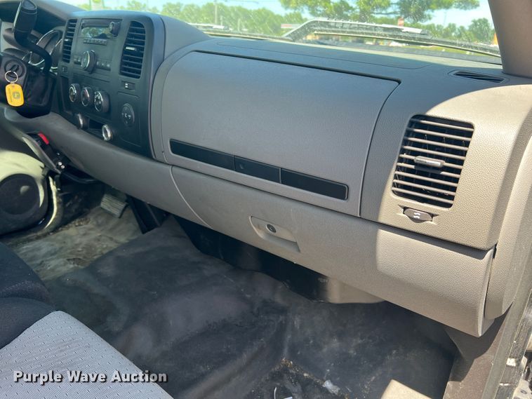 image for item KC9869 2007 GMC Sierra 3500HD  flatbed pickup truck