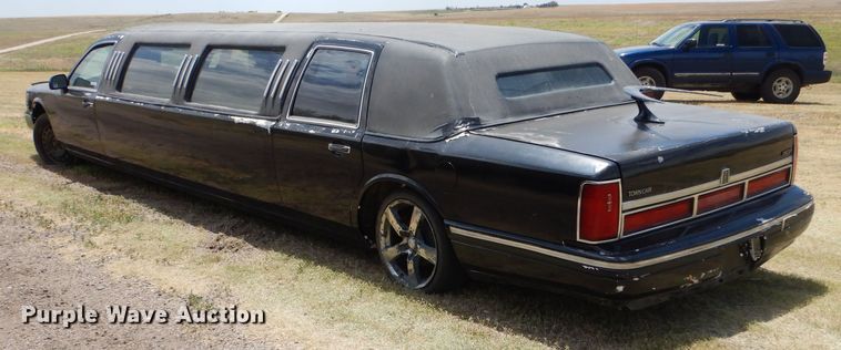 image for item LP9388 1995 Lincoln Town Car  limousine