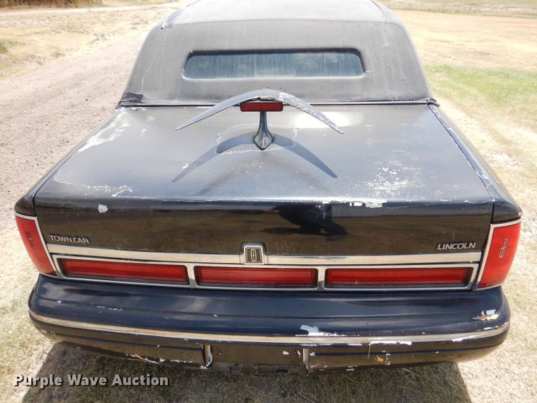 image for item LP9388 1995 Lincoln Town Car  limousine