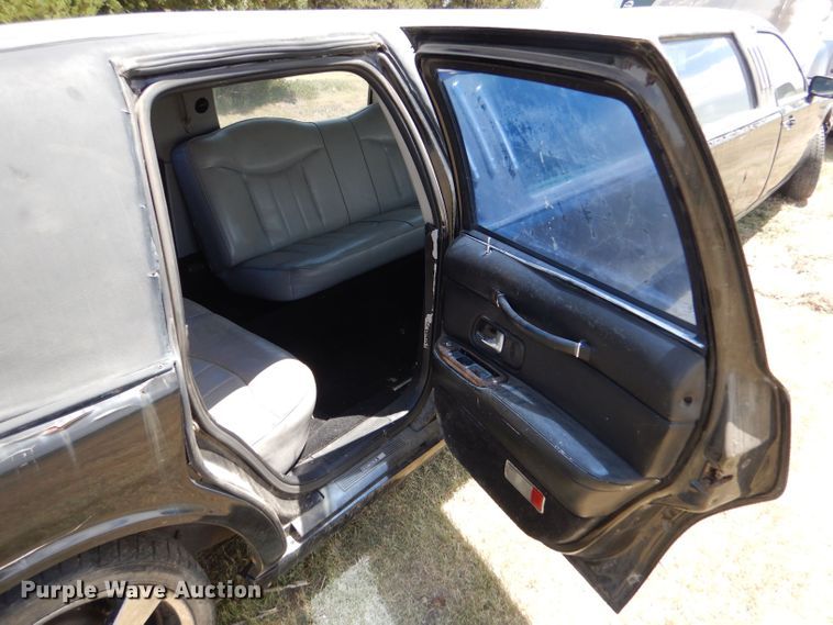 image for item LP9388 1995 Lincoln Town Car  limousine