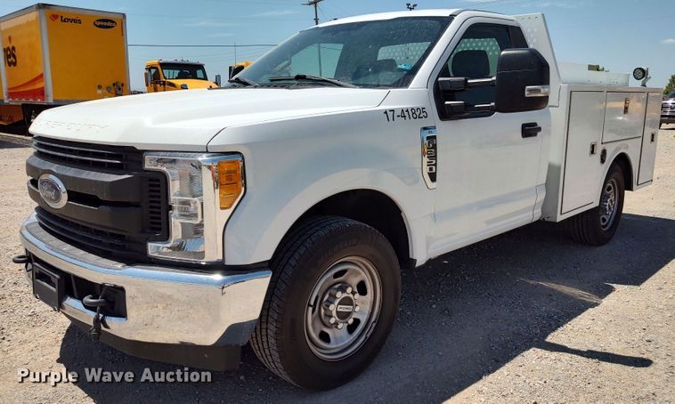 image for item LU9119 2017 Ford F350 Super Duty XLT  utility bed pickup truck