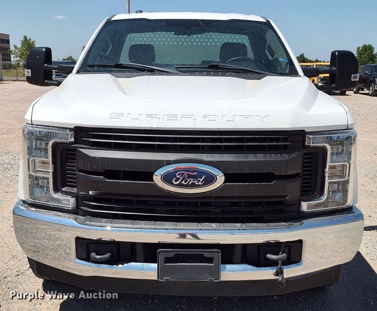 image for item LU9119 2017 Ford F350 Super Duty XLT  utility bed pickup truck