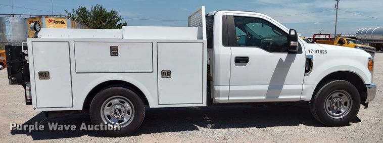 image for item LU9119 2017 Ford F350 Super Duty XLT  utility bed pickup truck