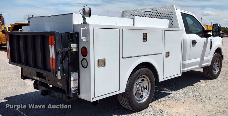 image for item LU9119 2017 Ford F350 Super Duty XLT  utility bed pickup truck