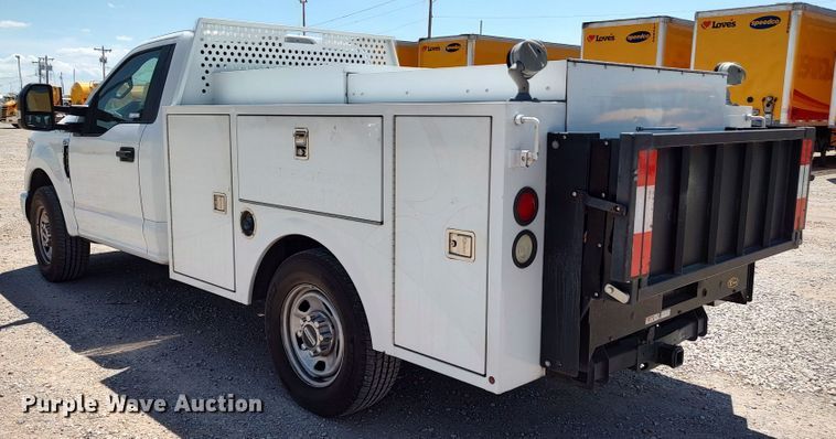 image for item LU9119 2017 Ford F350 Super Duty XLT  utility bed pickup truck