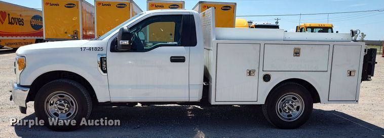 image for item LU9119 2017 Ford F350 Super Duty XLT  utility bed pickup truck