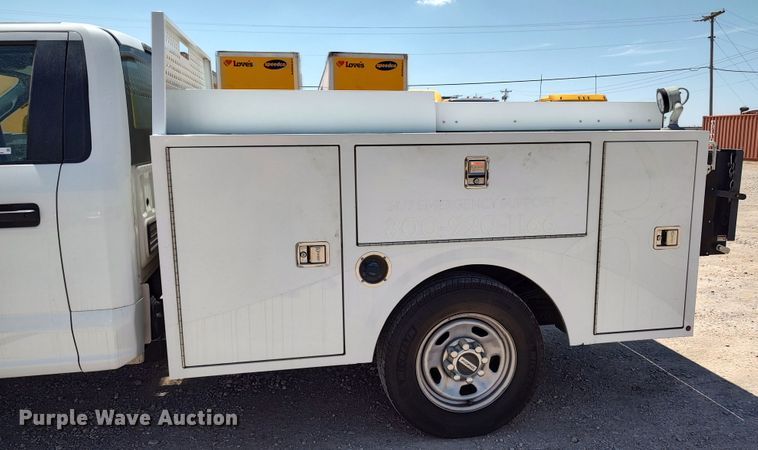 image for item LU9119 2017 Ford F350 Super Duty XLT  utility bed pickup truck