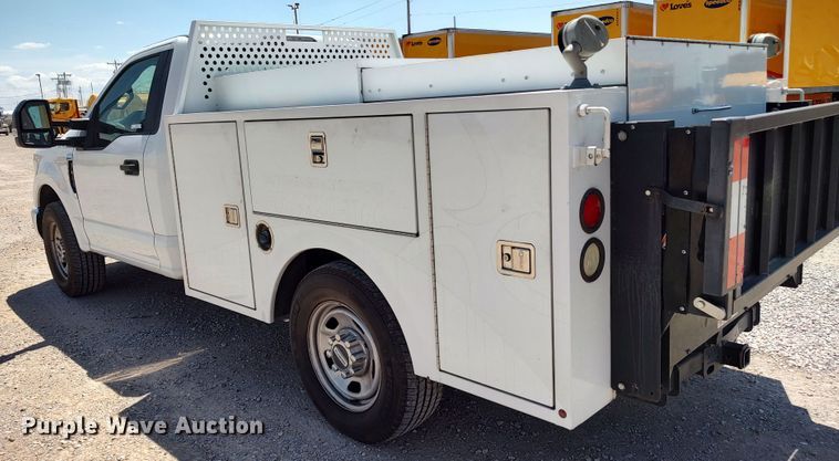 image for item LU9119 2017 Ford F350 Super Duty XLT  utility bed pickup truck