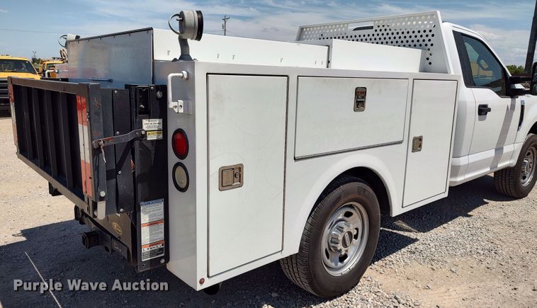 image for item LU9119 2017 Ford F350 Super Duty XLT  utility bed pickup truck